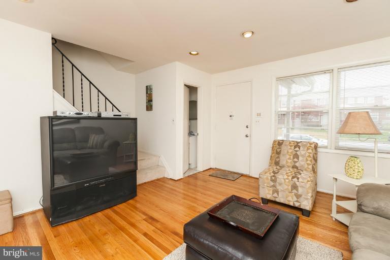 6942 Blanche Road Baltimore, MD 21215 - Photo 5 of 28 Living Room