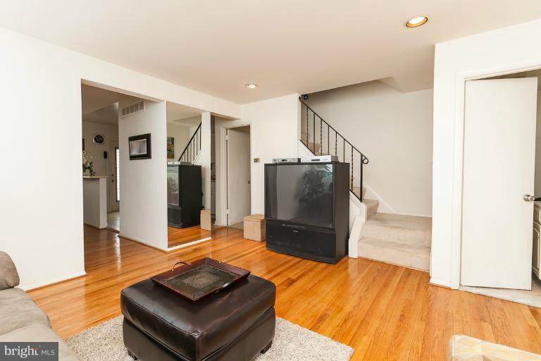 6942 Blanche Road Baltimore, MD 21215 - Photo 6 of 28 Living Room