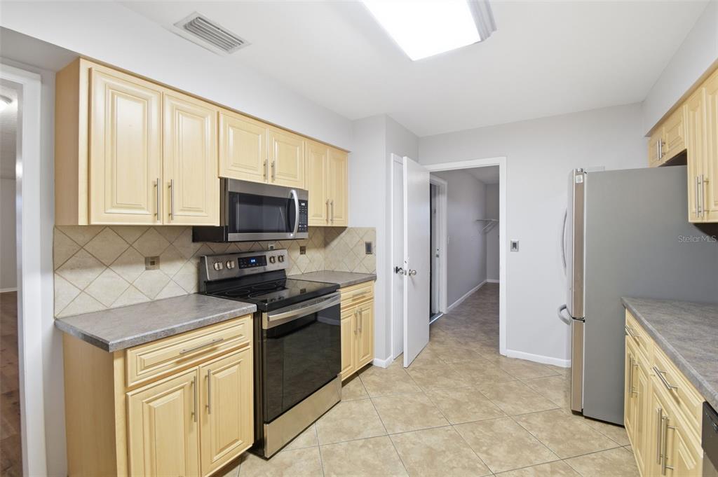 1534 Lagoon Road Lakeland, FL 33803 - Photo 12 of 40