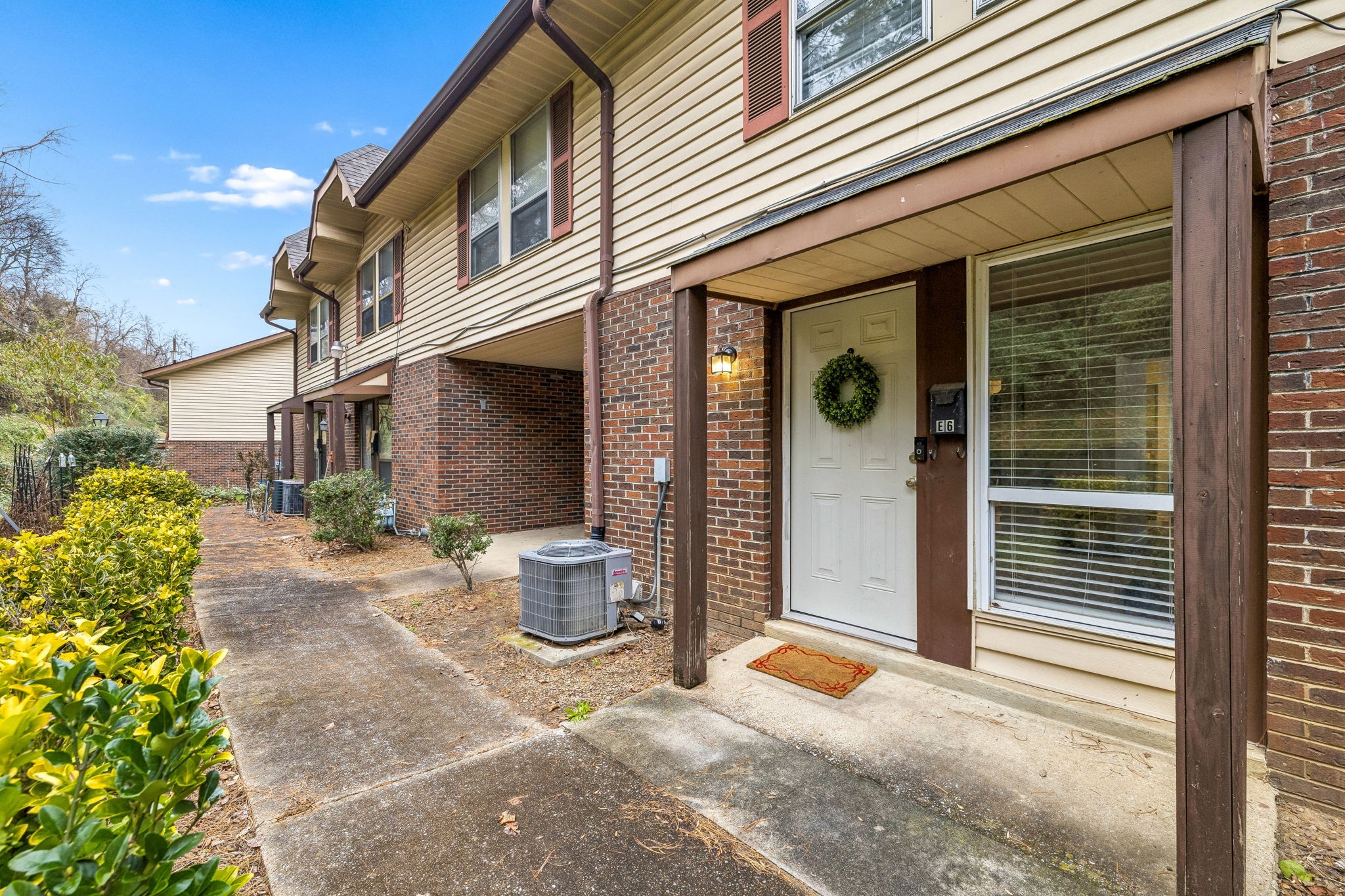 500 Paragon Mills Road, Unit E6 Nashville, TN 37211 - Photo 3 of 43 a backyard of a house with seating space