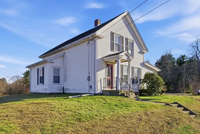 a view of a house with a yard