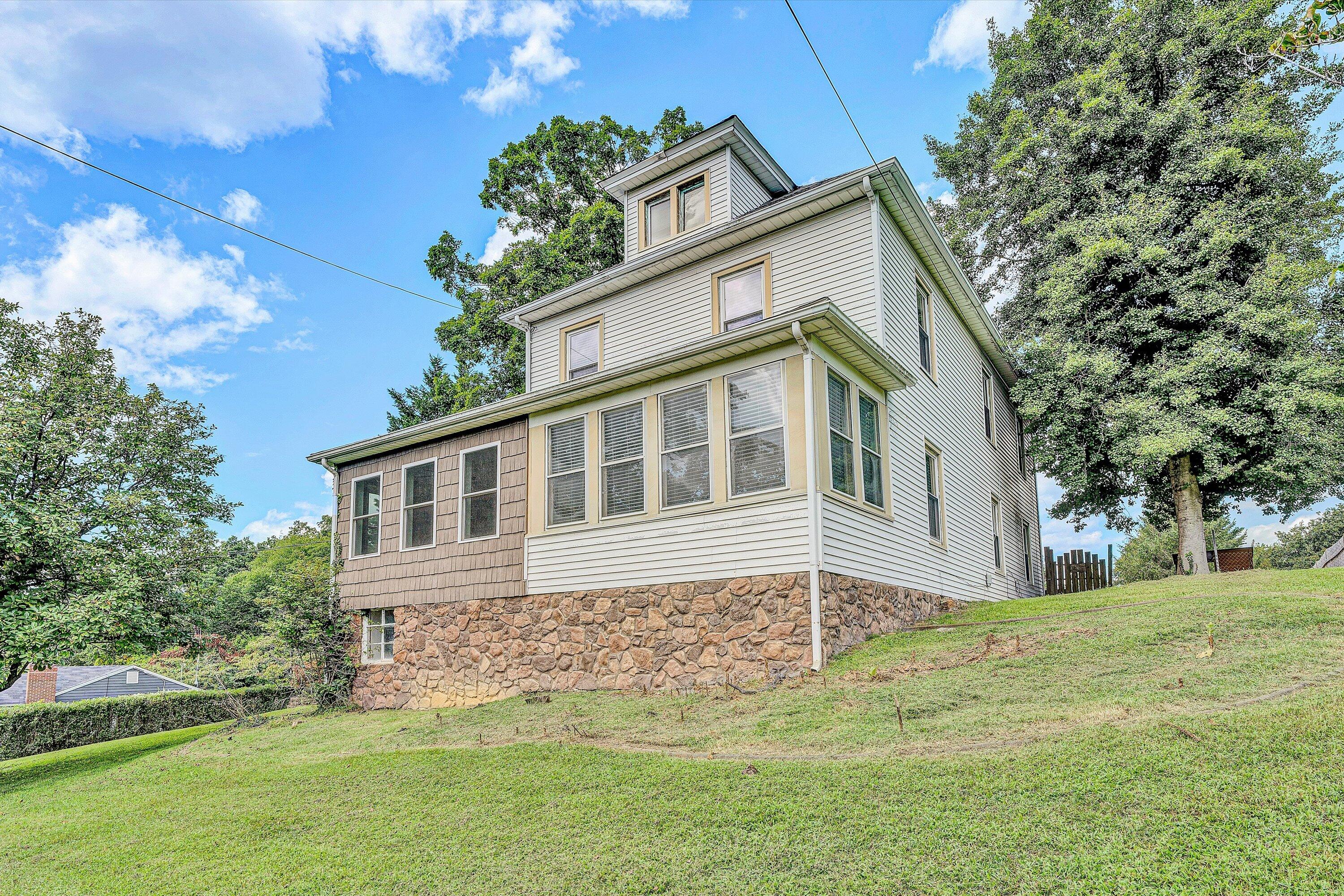 1703 Springfield Avenue Salem, VA 24153 - Photo 2 of 51 01-DSC00241
