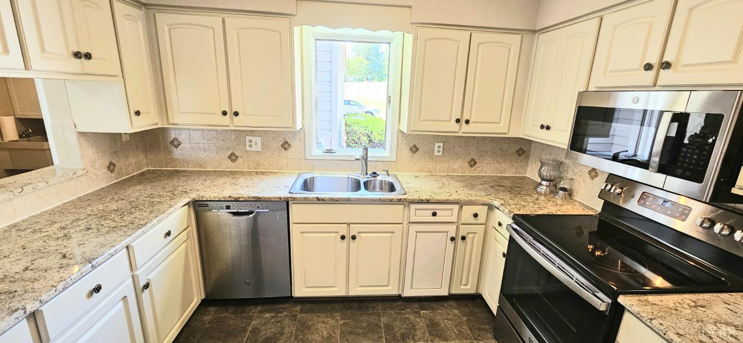 204 Shaker Lane Forest, VA 24551 - Photo 27 of 41 a kitchen with stainless steel appliances granite countertop a sink stove and cabinets