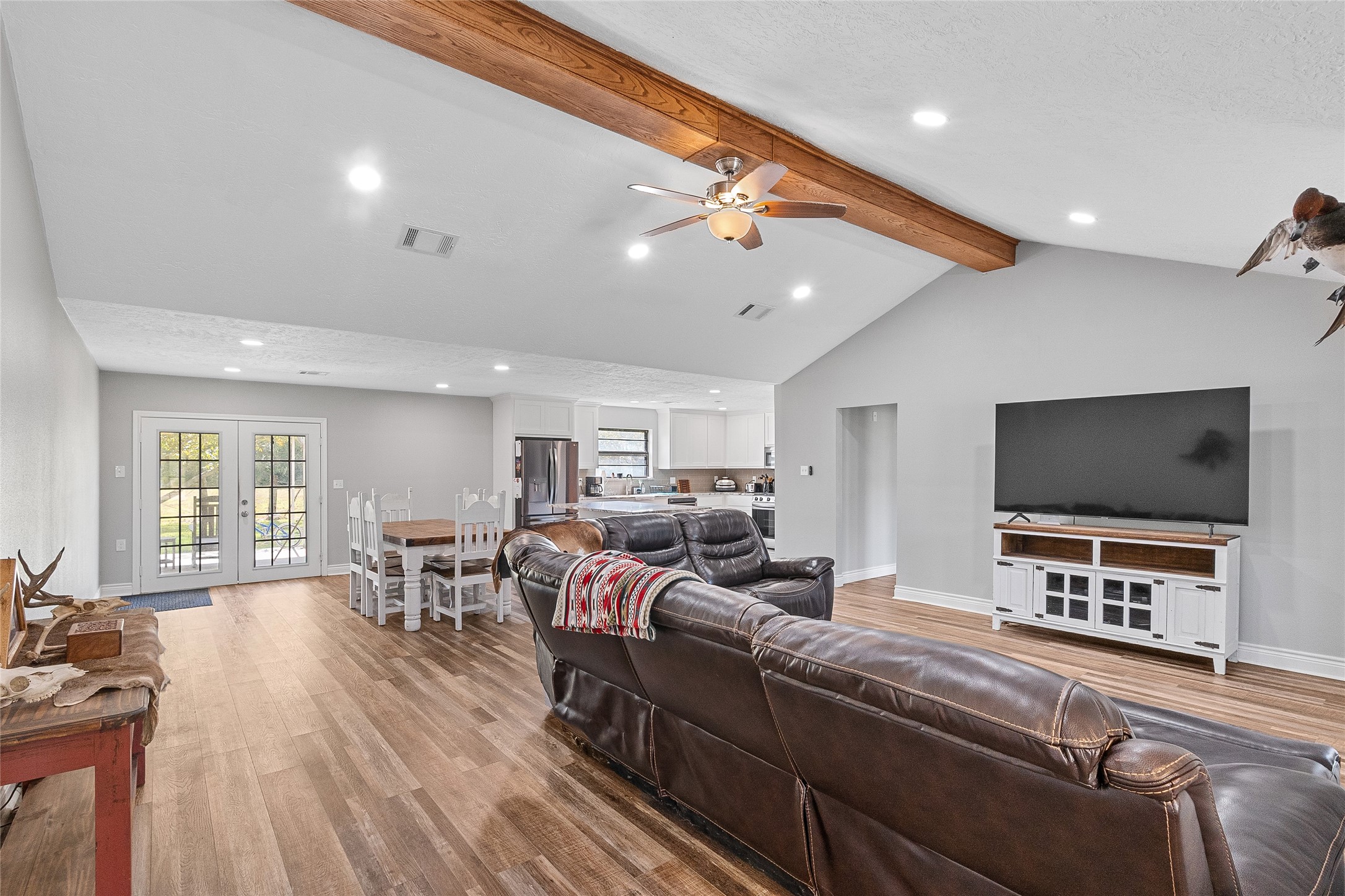 11050 Antioch Road Midway, TX 75852 - Photo 18 of 34 a living room with furniture and a flat screen tv