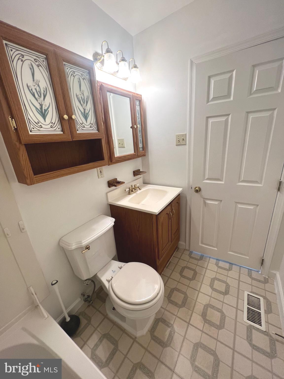 4457 Fenor Road Halethorpe, MD 21227 - Photo 25 of 29 a bathroom with a toilet a sink and mirror