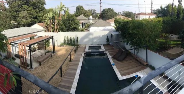a view of a house with backyard