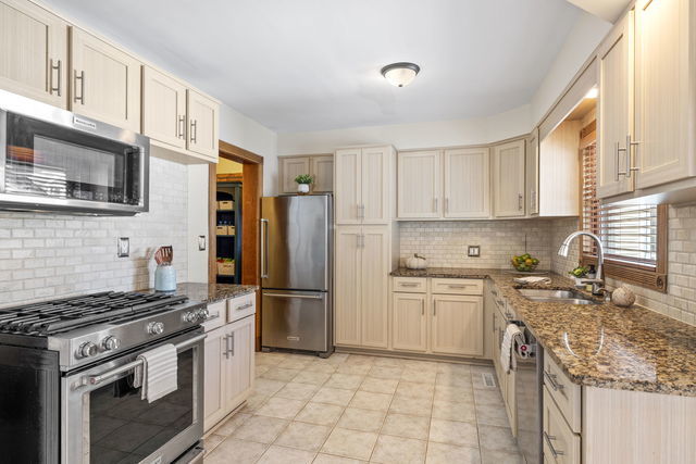438 South Wright Street Naperville, IL 60540 - Photo 4 of 26 a kitchen with granite countertop a stove sink and refrigerator