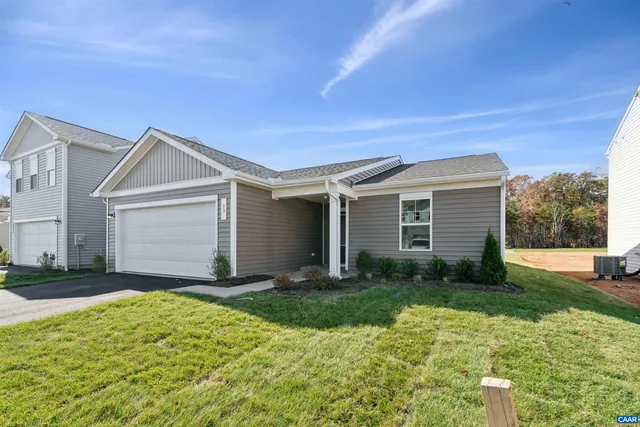 a view of a house with yard and plants