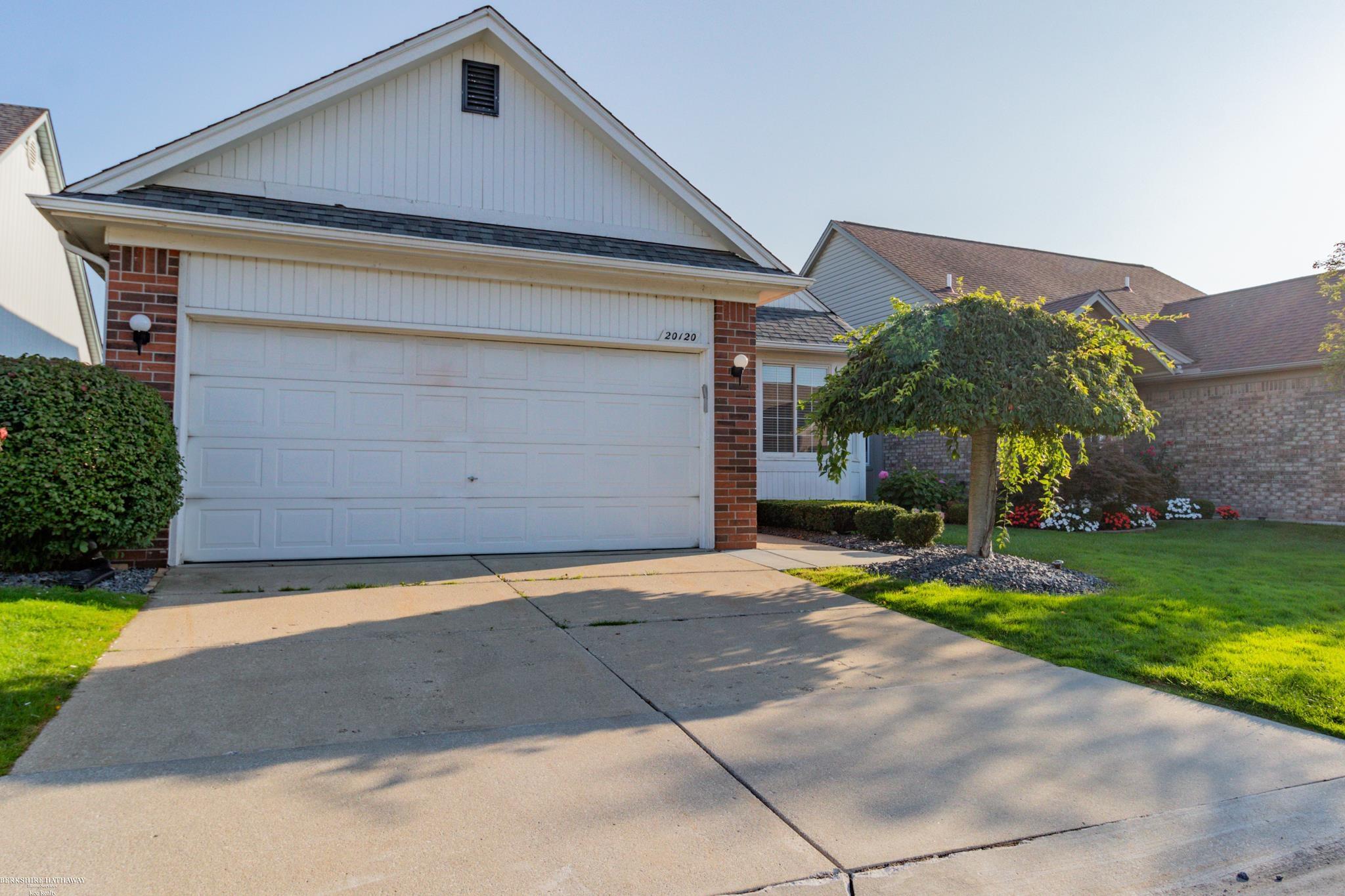 20120 Ridgeway Court Clinton Township, MI 48038 - Photo 2 of 32 50122148-1.JPG