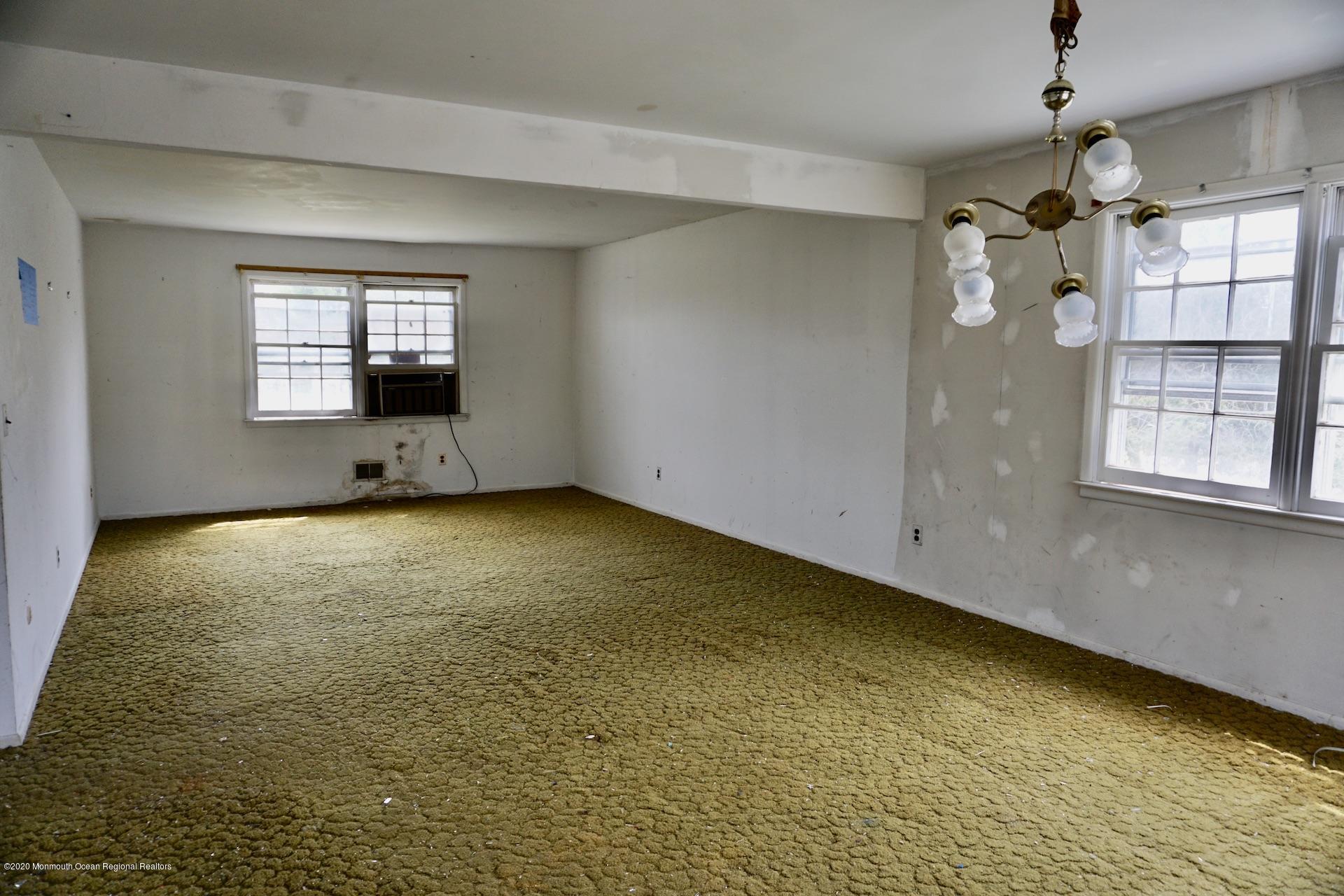 652 Hyson Road Jackson, NJ 08527 - Photo 14 of 26 a view of room with window and ceiling fan