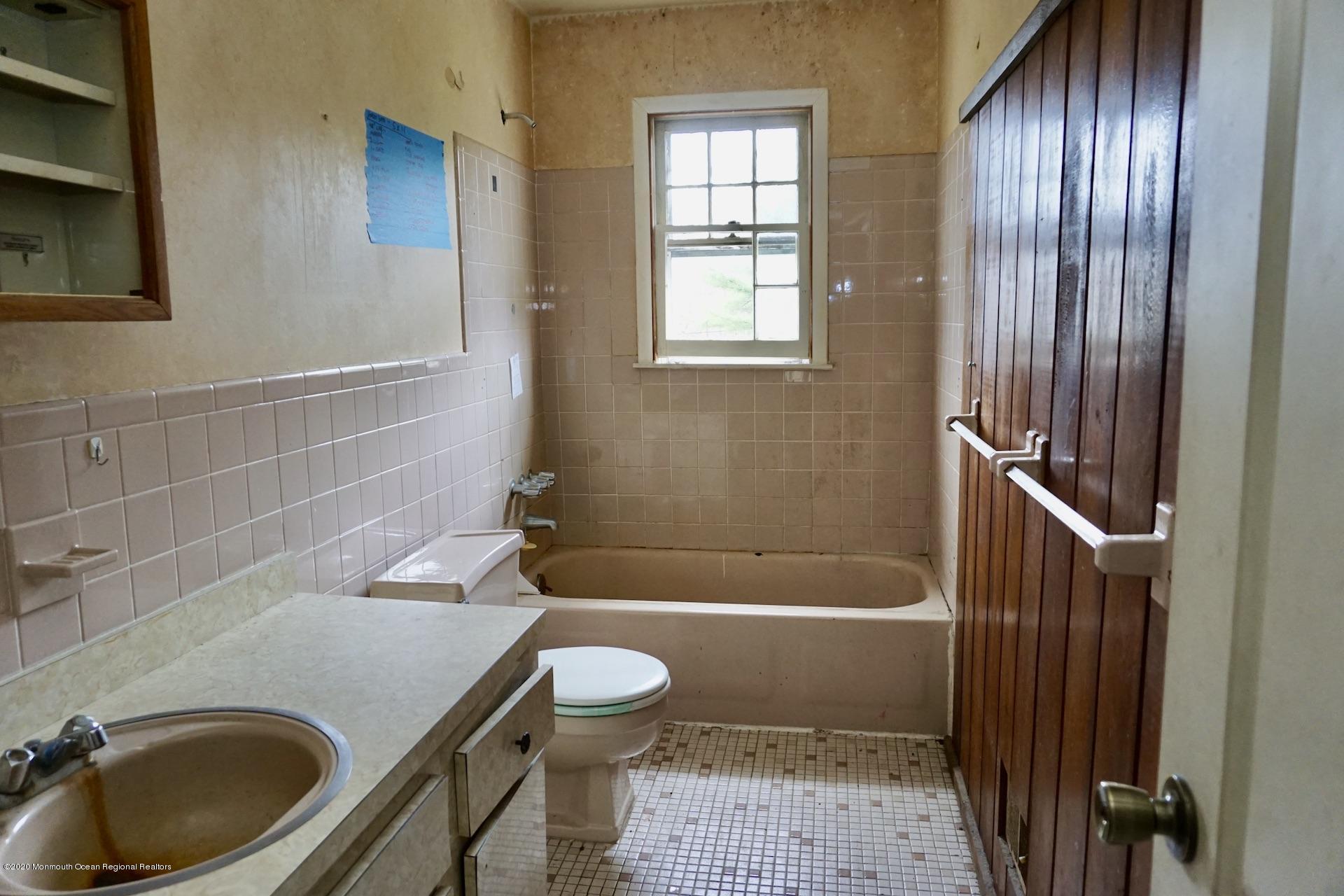 652 Hyson Road Jackson, NJ 08527 - Photo 22 of 26 a bathroom with a sink toilet and shower