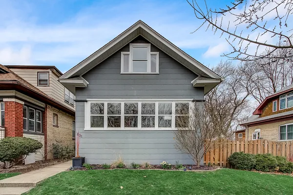 $4,200 | 831 Hayes Avenue, Oak Park, IL 60302