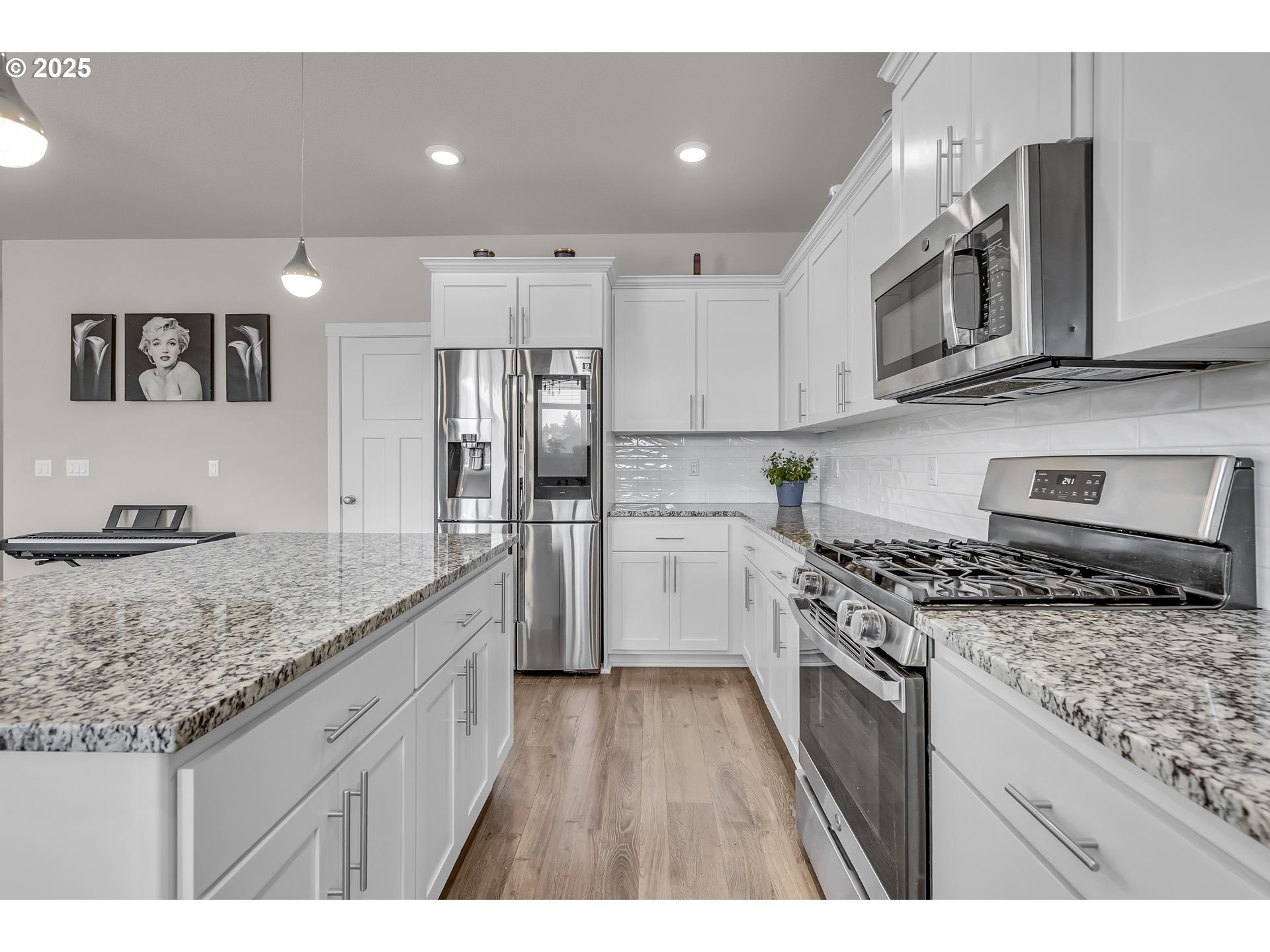 13305 Northeast 114th Way Brush Prairie, WA 98606 - Photo 14 of 40 a kitchen with stainless steel appliances granite countertop a stove a sink and a refrigerator