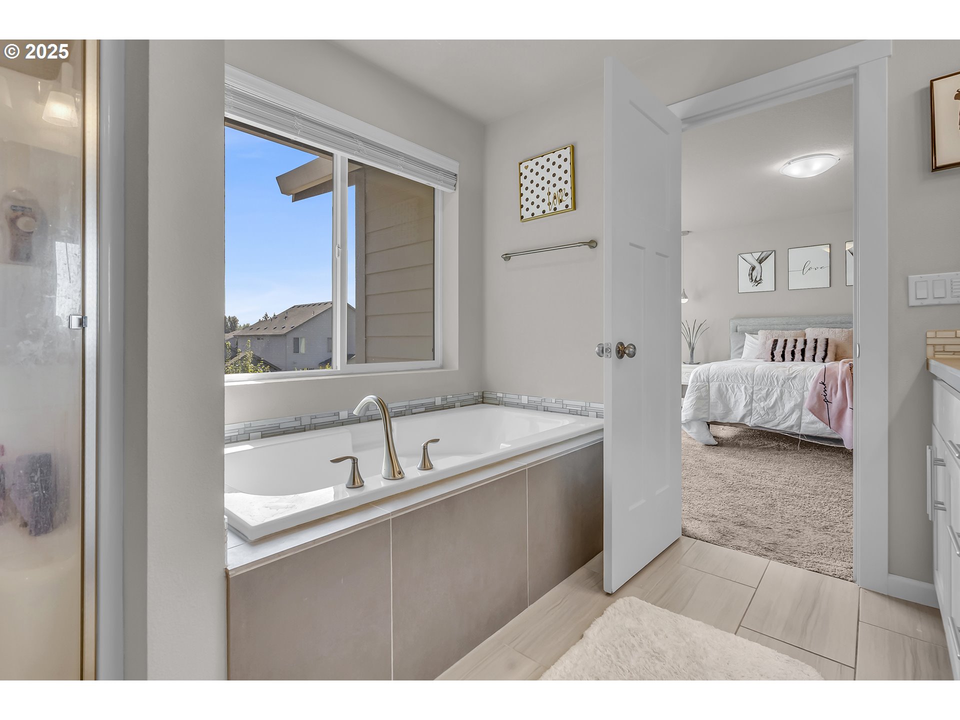 13305 Northeast 114th Way Brush Prairie, WA 98606 - Photo 23 of 40 a en suite bathroom with a tub and mirror