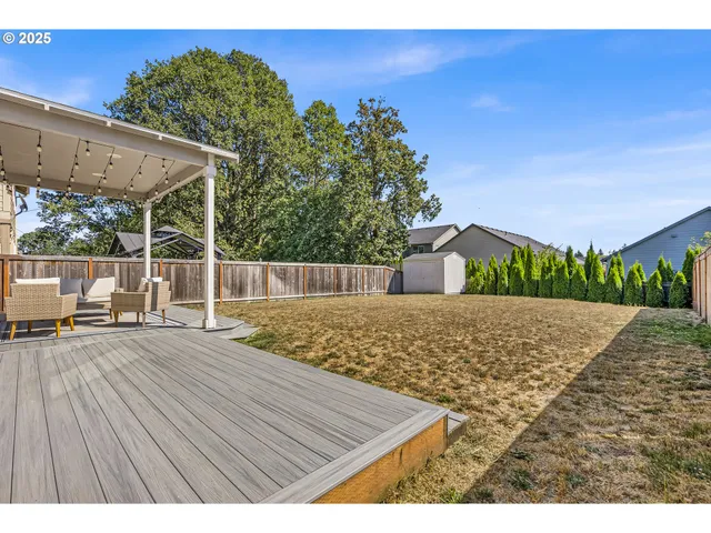 a view of a backyard