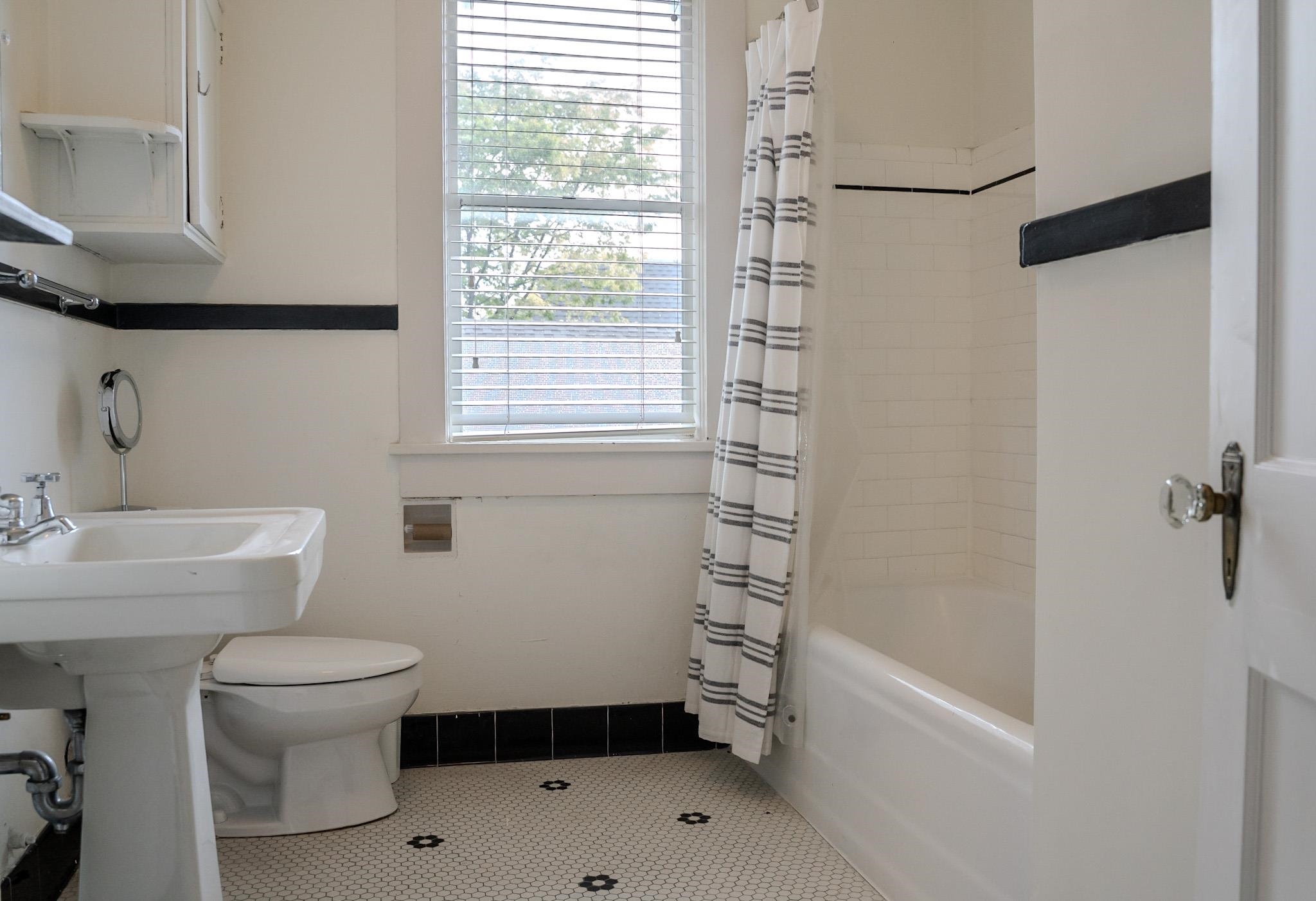 210 North Avalon Street Memphis, TN 38112 - Photo 19 of 30 Bathroom featuring tile patterned floors, shower / tub combo, and toilet
