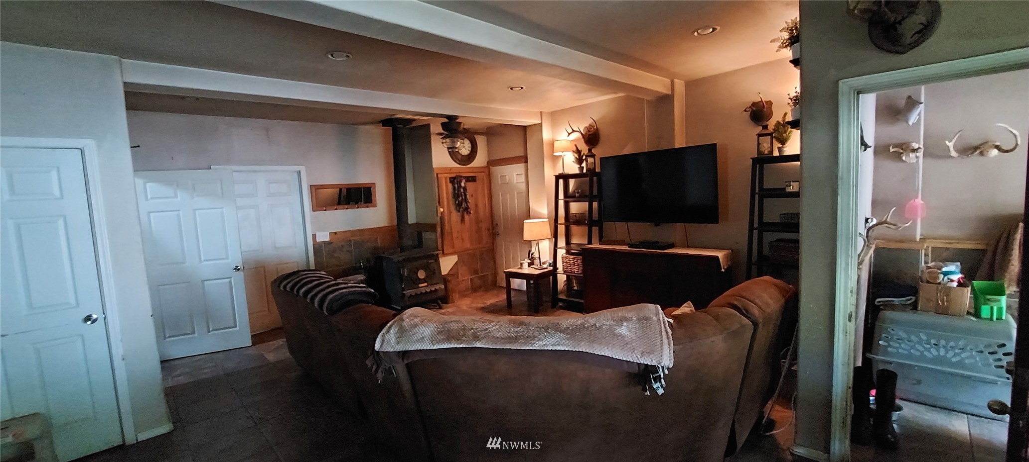 330 Shamrock Road Longview, WA 98632 - Photo 5 of 18 a living room with furniture and a flat screen tv
