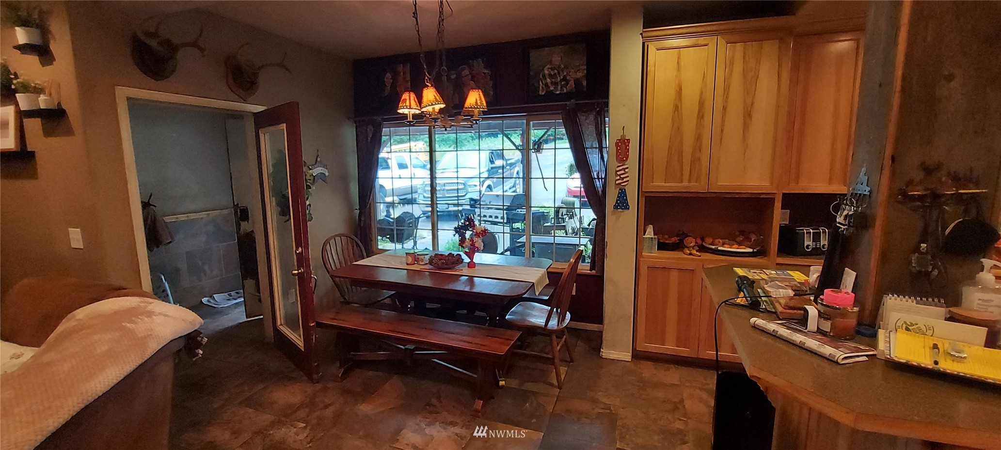 330 Shamrock Road Longview, WA 98632 - Photo 8 of 18 a room with furniture and a flat screen tv