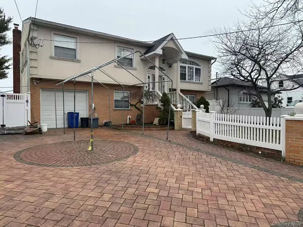 $769,000 | 173 Davenport Street, Lindenhurst, NY 11757