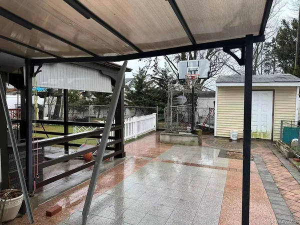 $769,000 | 173 Davenport Street, Lindenhurst, NY 11757
