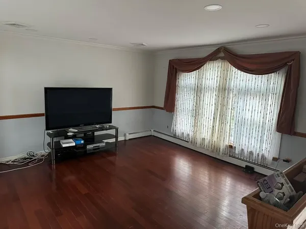 $769,000 | 173 Davenport Street, Lindenhurst, NY 11757