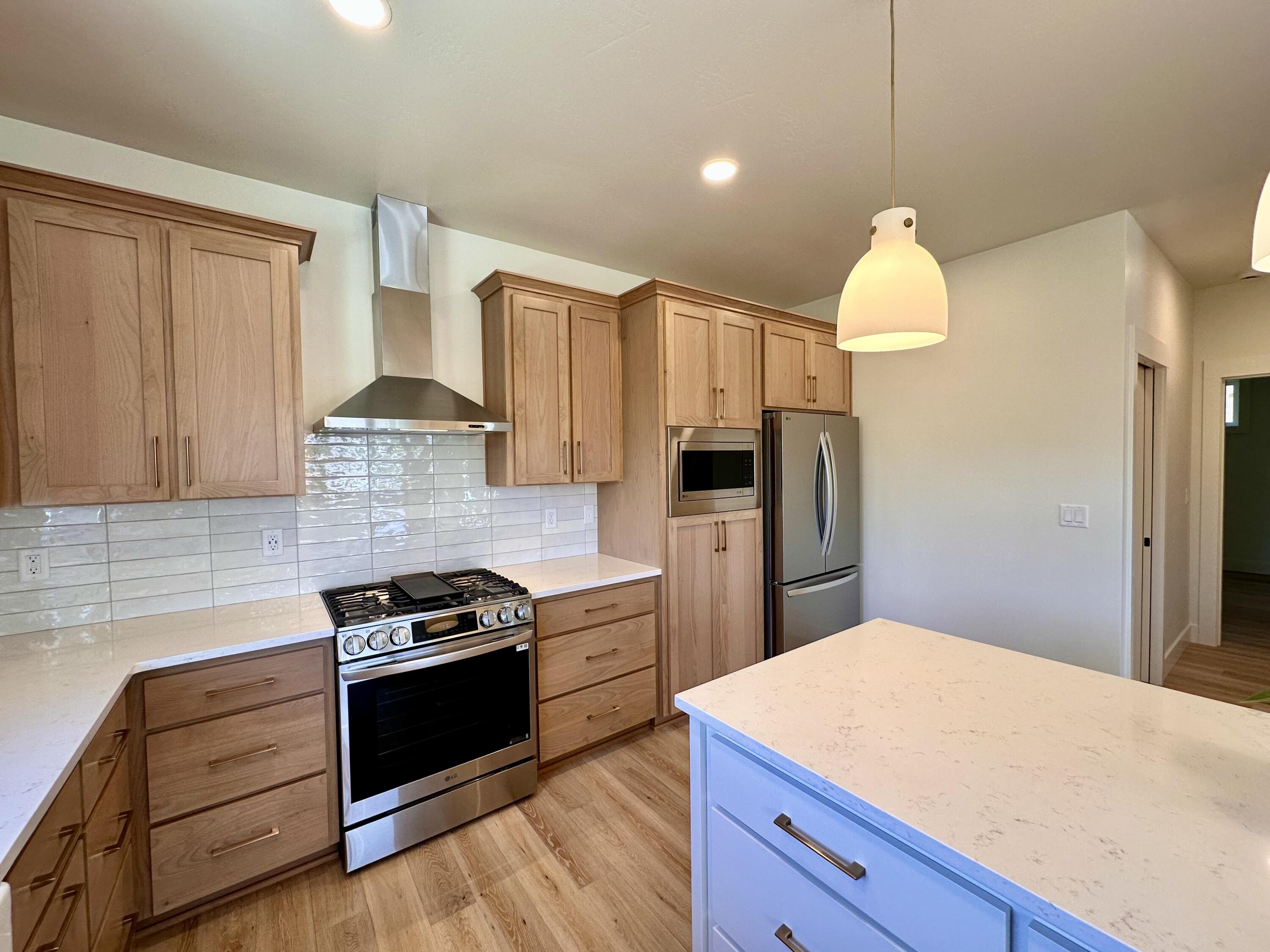 380 Randy Street Ashland, OR 97520 - Photo 10 of 43 Kitchen