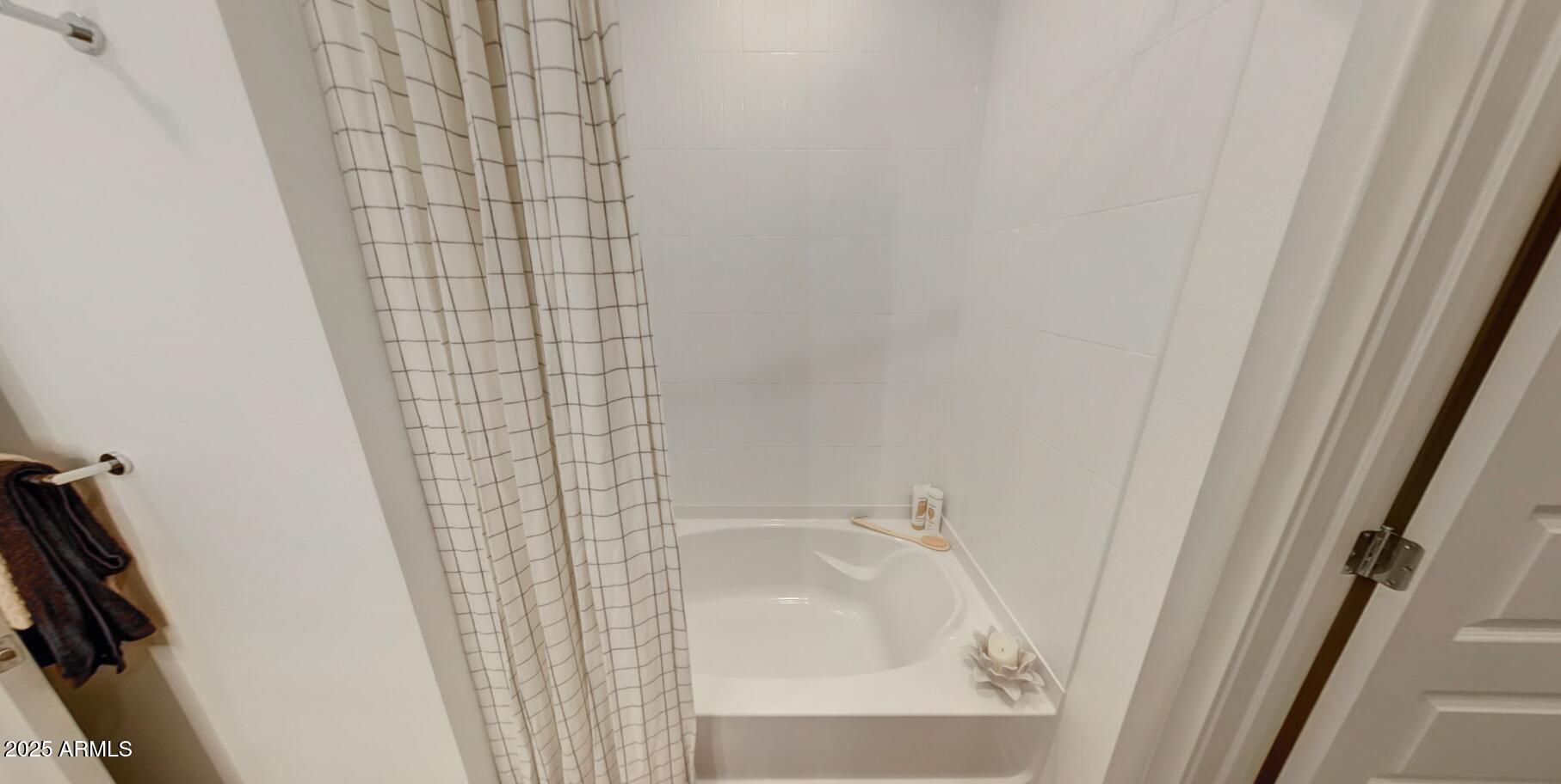 1225 North Arizona Avenue, Unit B2 1 Gilbert, AZ 85233 - Photo 6 of 22 Master Tub