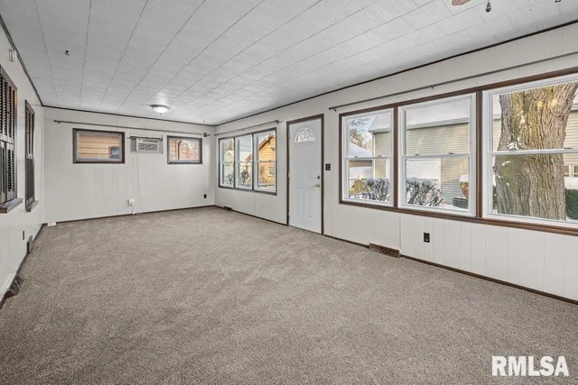 $170,000 | 1916 33rd Street, Moline, IL 61265