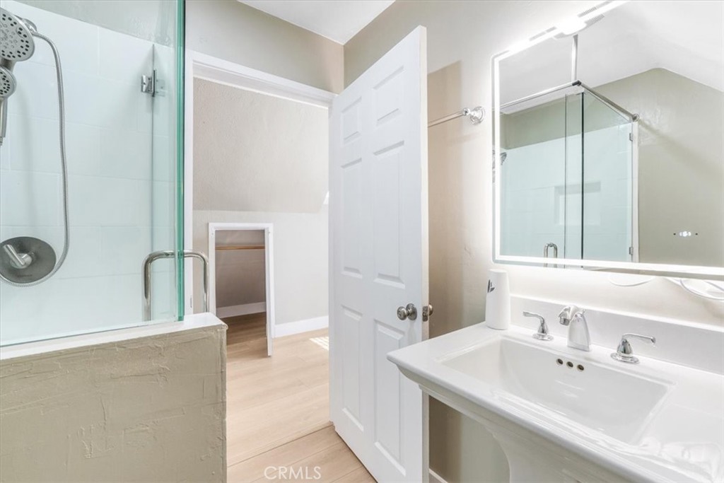 13737 Mercer Street Pacoima, CA 91331 - Photo 19 of 35 a bathroom with a tub sink and mirror
