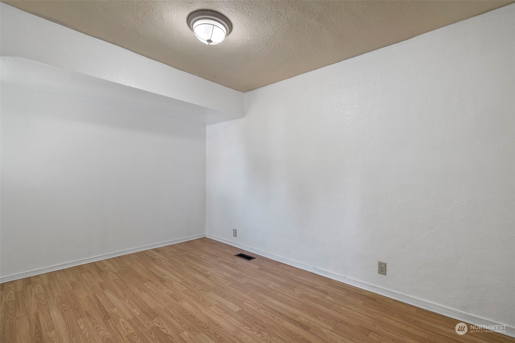 2042 East 18th Street Bremerton, WA 98310 - Photo 21 of 33 a view of an empty room