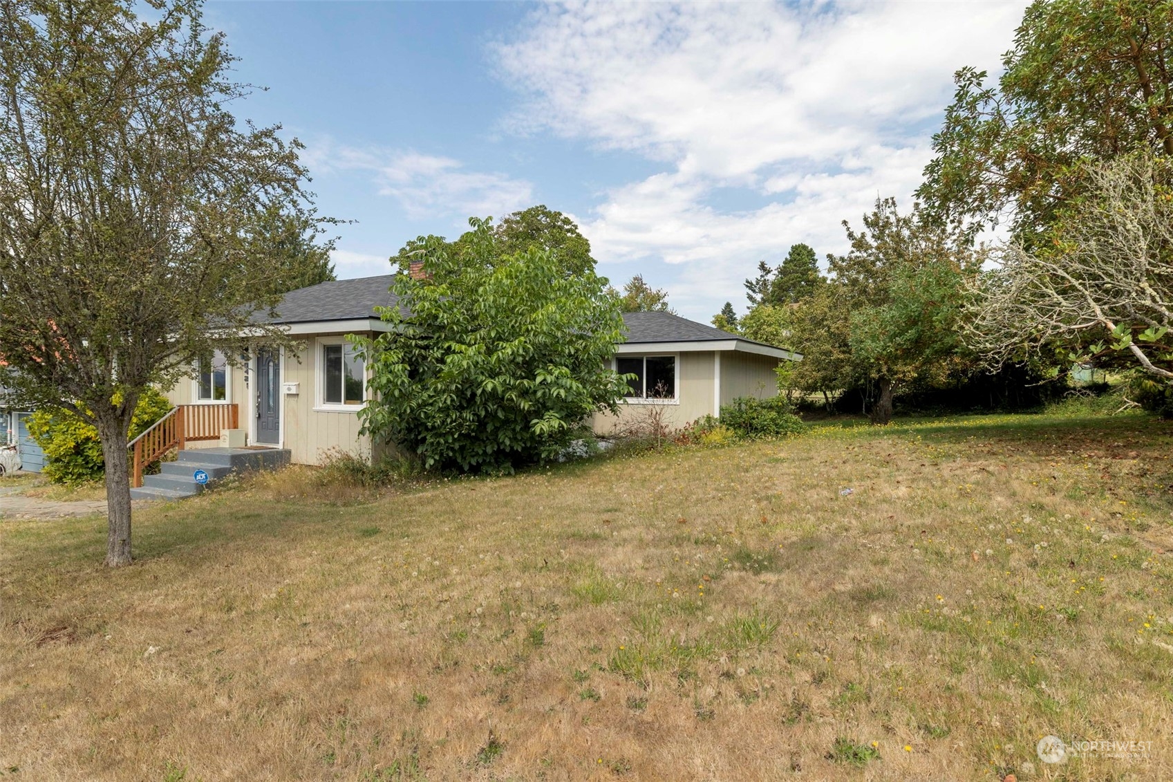 2042 East 18th Street Bremerton, WA 98310 - Photo 28 of 33 front view of a house with a yard