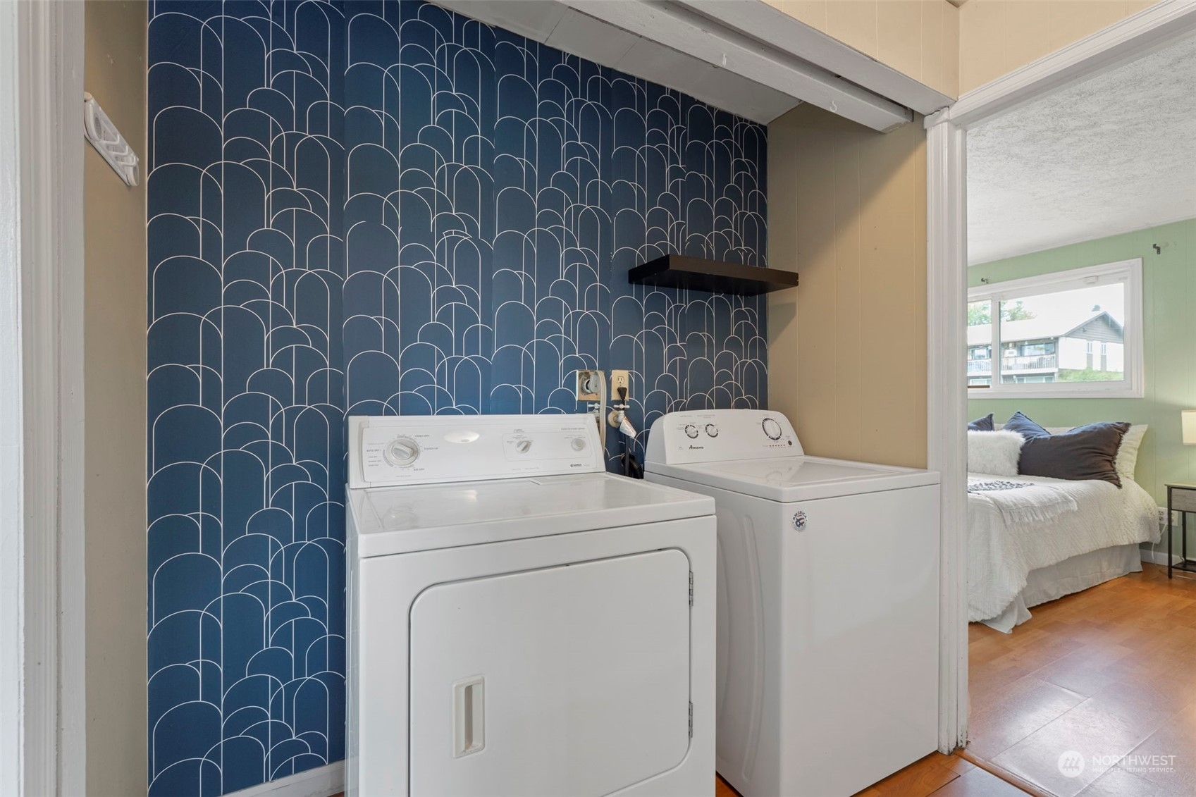 2042 East 18th Street Bremerton, WA 98310 - Photo 10 of 33 a utility room with dryer and washer