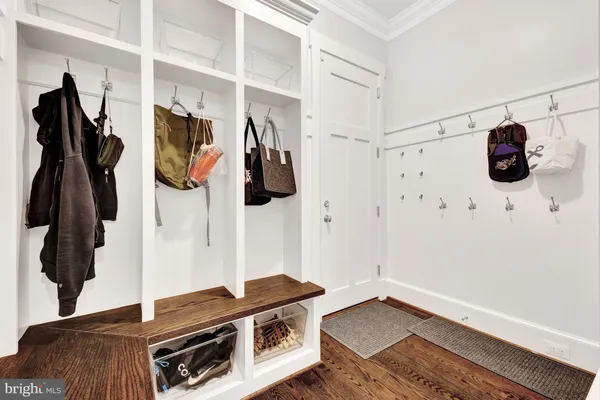 $1,990,000 | 504 Valley Drive Southeast, Vienna, VA 22180