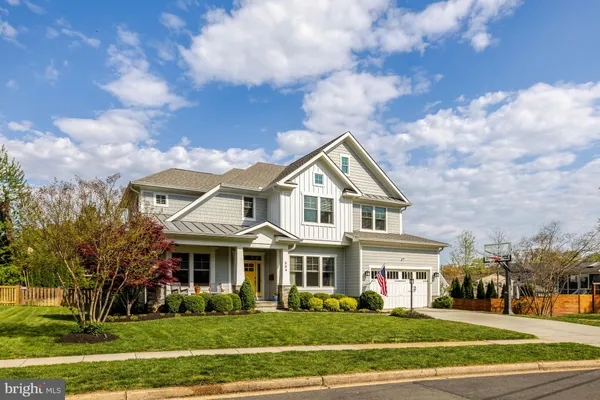 $1,990,000 | 504 Valley Drive Southeast, Vienna, VA 22180