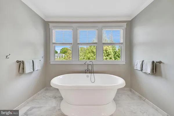 $1,990,000 | 504 Valley Drive Southeast, Vienna, VA 22180