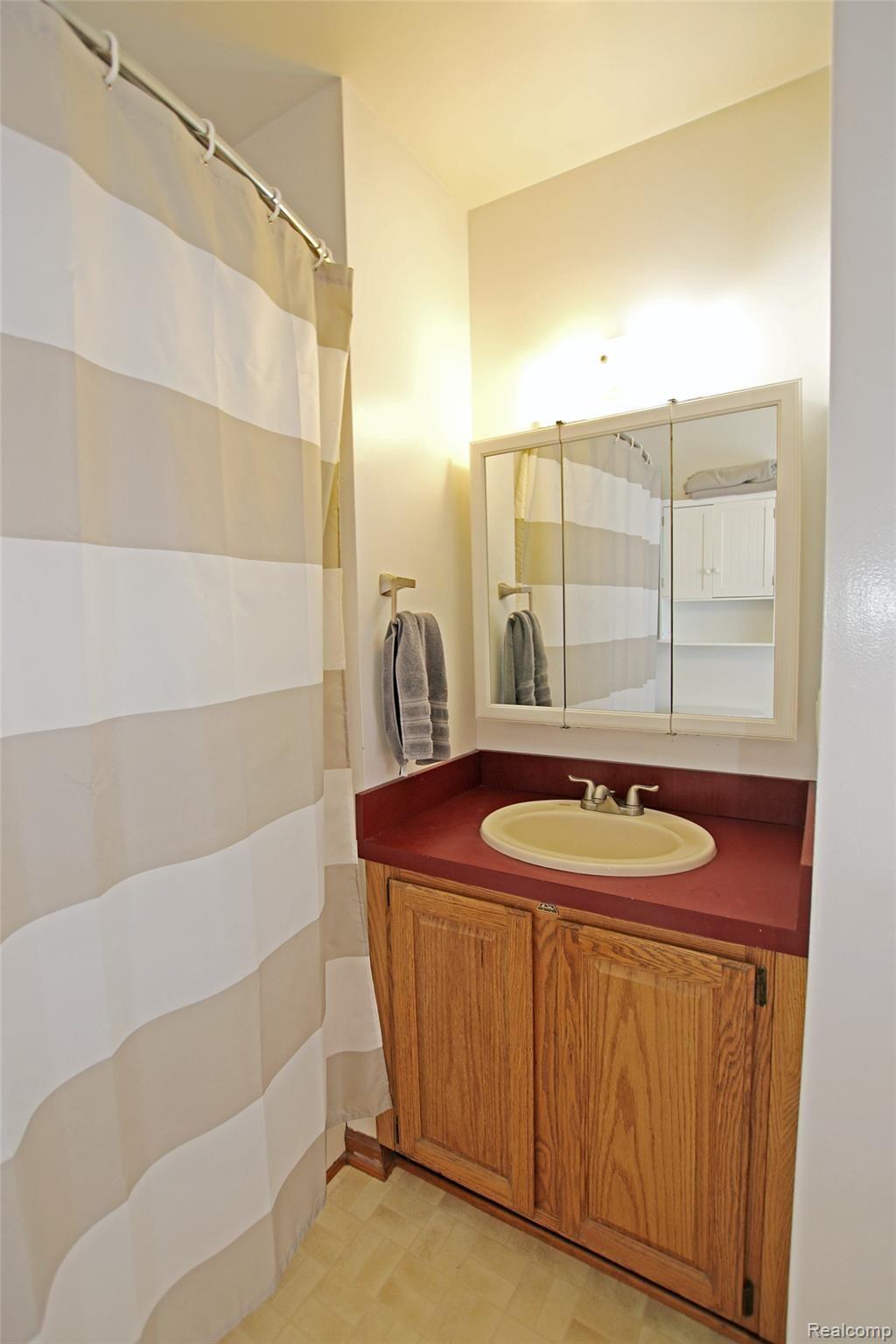 310 North Van Road Holly, MI 48442 - Photo 30 of 75 29) Master Bath.jpg