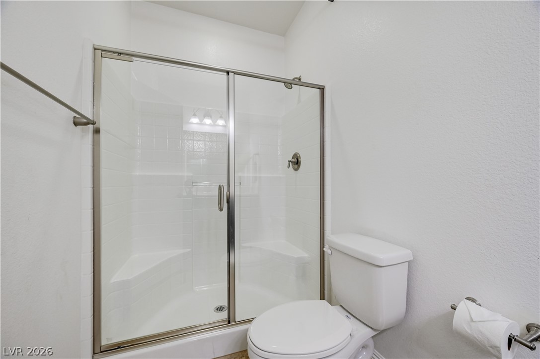 176 Kirkton Street Henderson, NV 89012 - Photo 31 of 80 Nearby full bathroom offering comfort and privacy