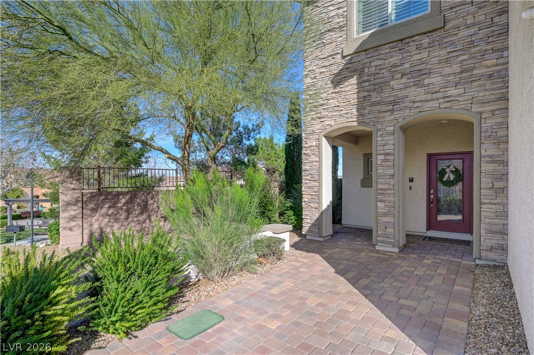 176 Kirkton Street Henderson, NV 89012 - Photo 4 of 80 Spacious Front Patio