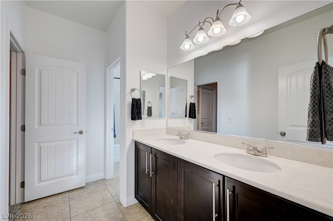 176 Kirkton Street Henderson, NV 89012 - Photo 49 of 80 Jack & Jill Bathroom