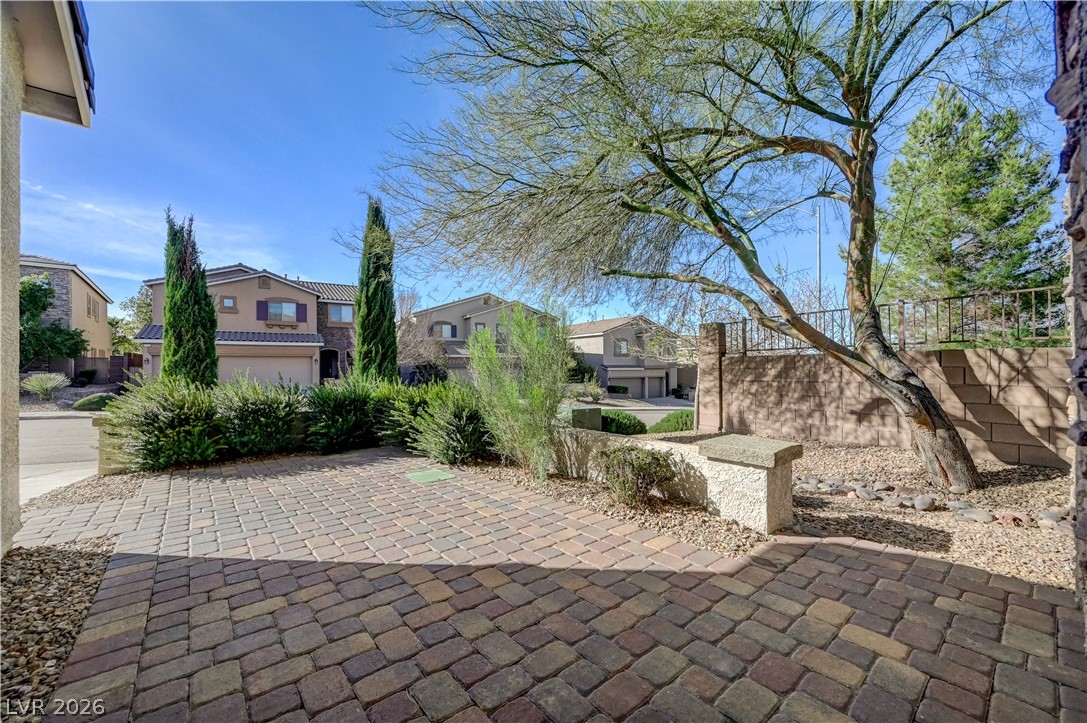 176 Kirkton Street Henderson, NV 89012 - Photo 5 of 80 Spacious Front Patio