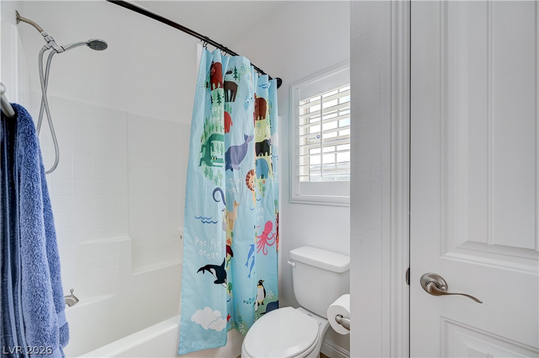 176 Kirkton Street Henderson, NV 89012 - Photo 51 of 80 Jack & Jill Bathroom