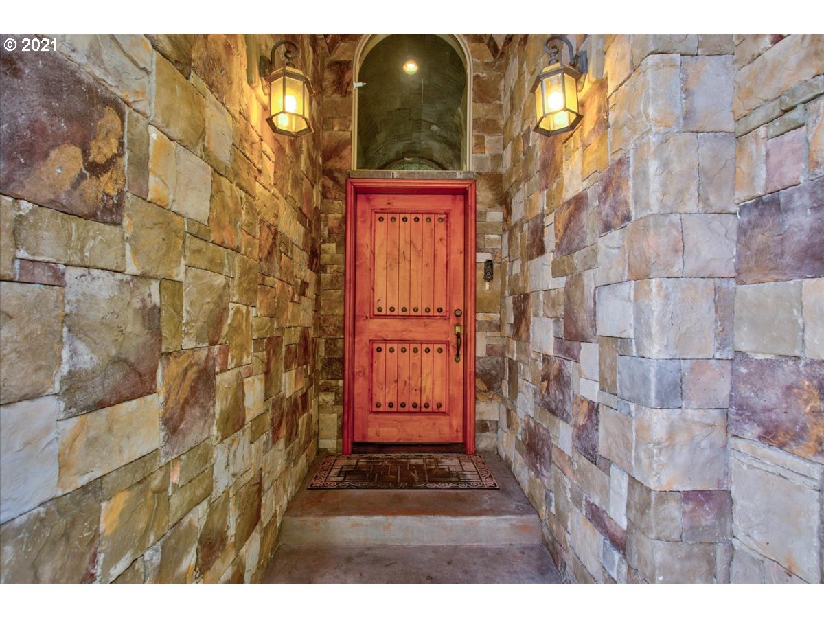3028 Northeast Rocky Butte Road Portland, OR 97220 - Photo 4 of 32 Gallery Image 4