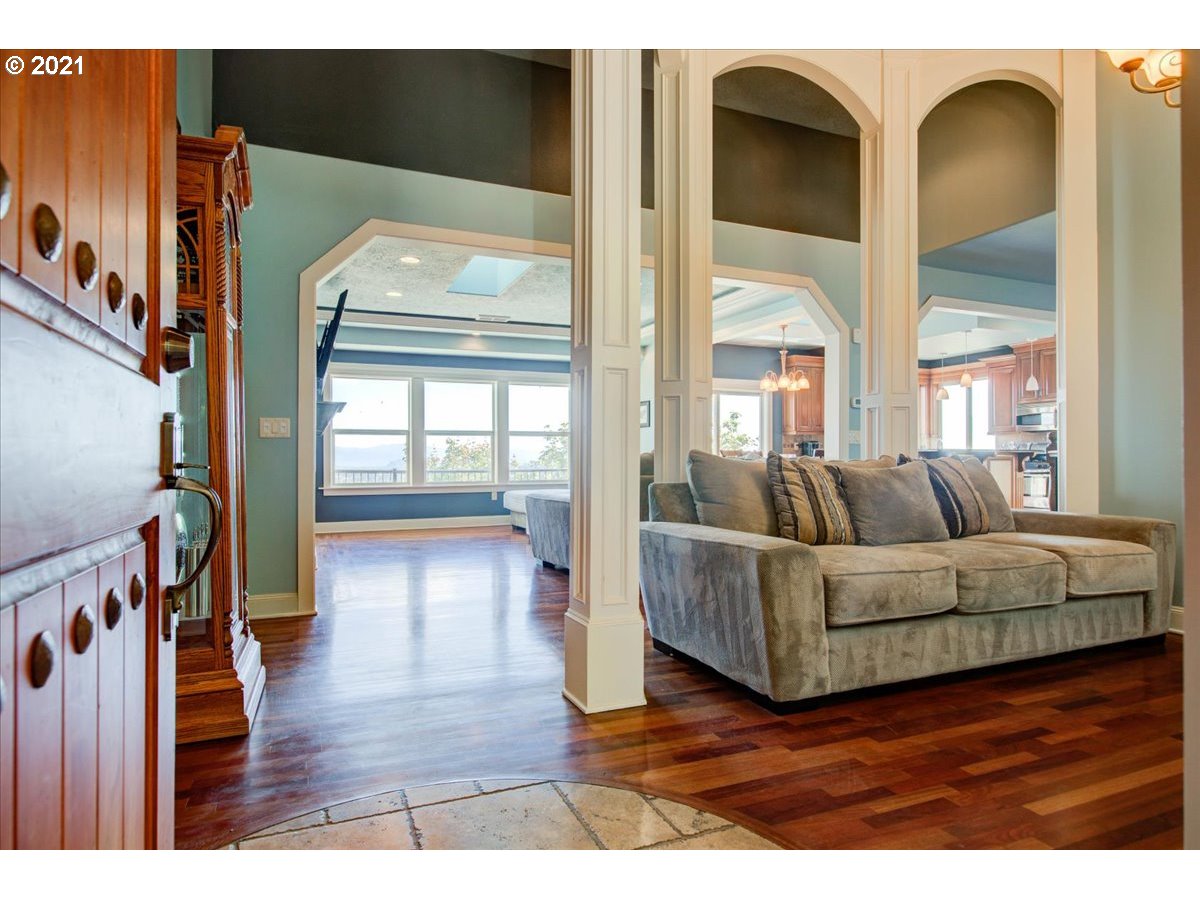3028 Northeast Rocky Butte Road Portland, OR 97220 - Photo 6 of 32 Gallery Image 6