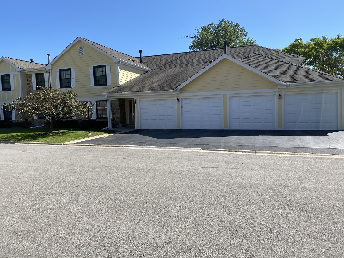 573 Greystone Lane, Unit D2 Wheeling, IL 60090 - Photo 1 of 21