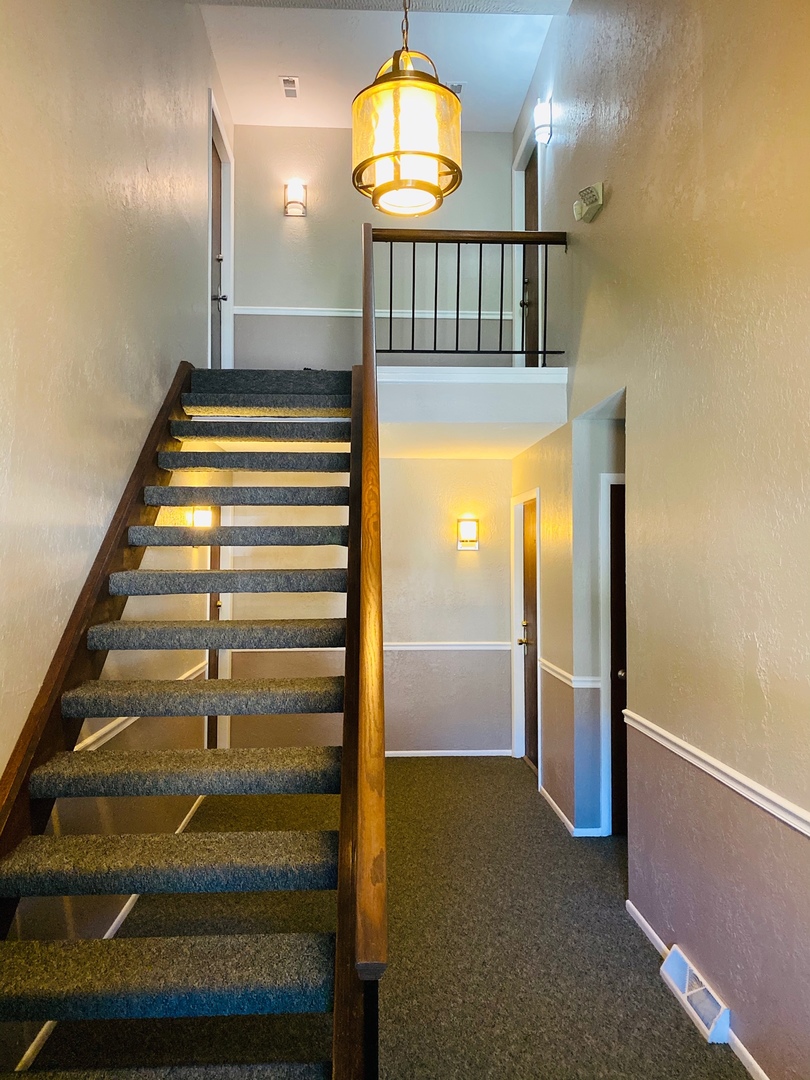 573 Greystone Lane, Unit D2 Wheeling, IL 60090 - Photo 2 of 21