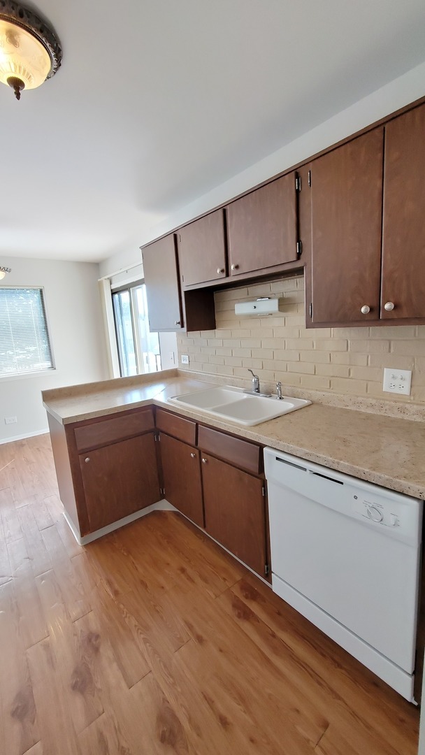 573 Greystone Lane, Unit D2 Wheeling, IL 60090 - Photo 11 of 21