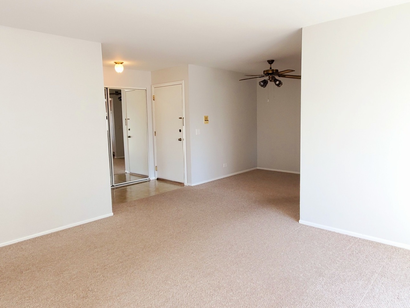 573 Greystone Lane, Unit D2 Wheeling, IL 60090 - Photo 5 of 21