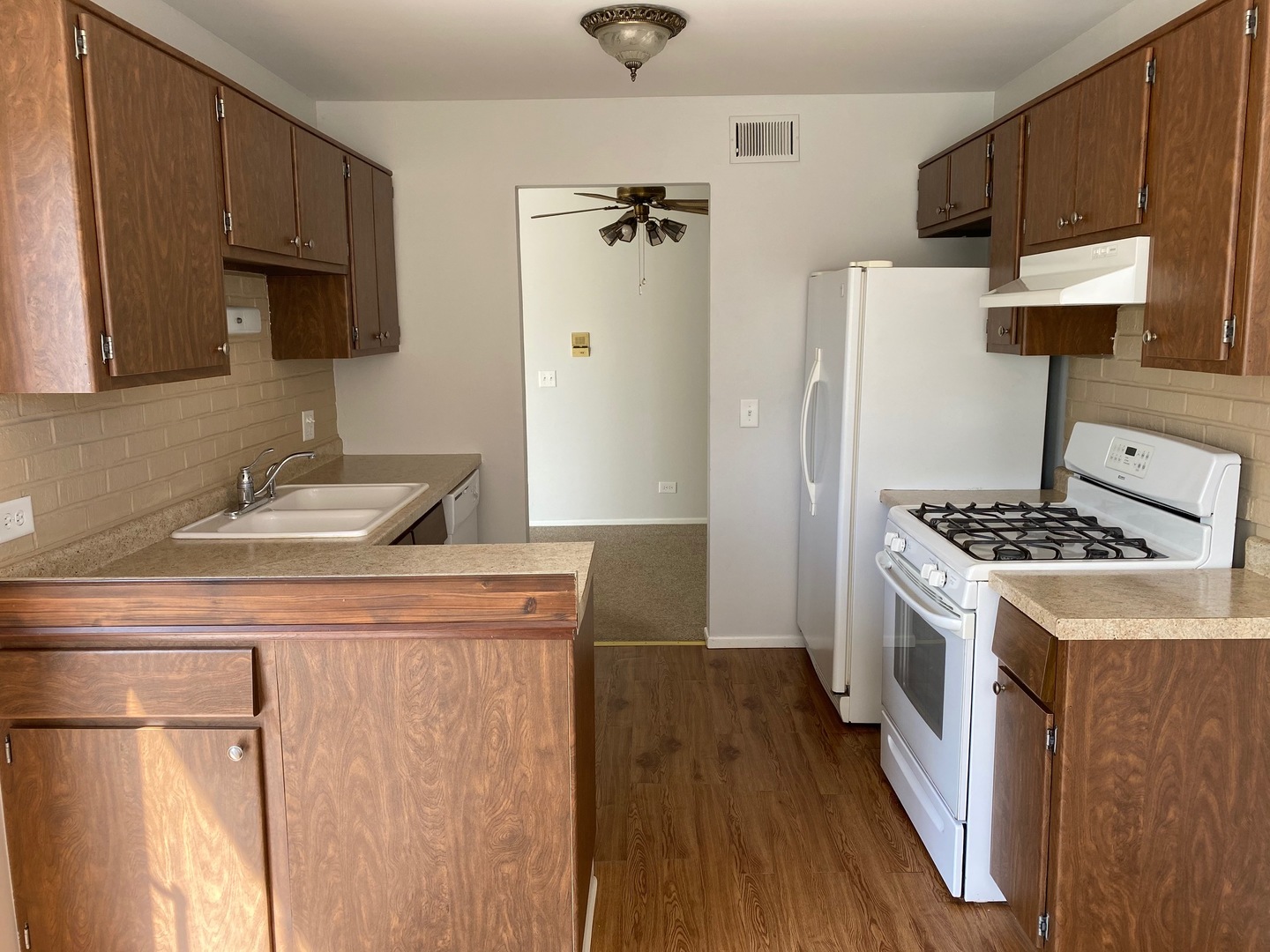 573 Greystone Lane, Unit D2 Wheeling, IL 60090 - Photo 9 of 21