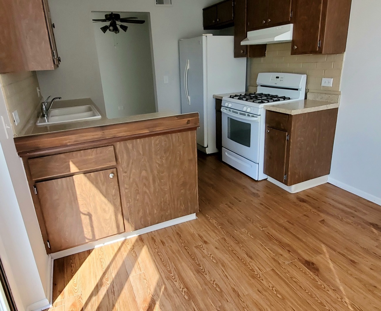 573 Greystone Lane, Unit D2 Wheeling, IL 60090 - Photo 10 of 21