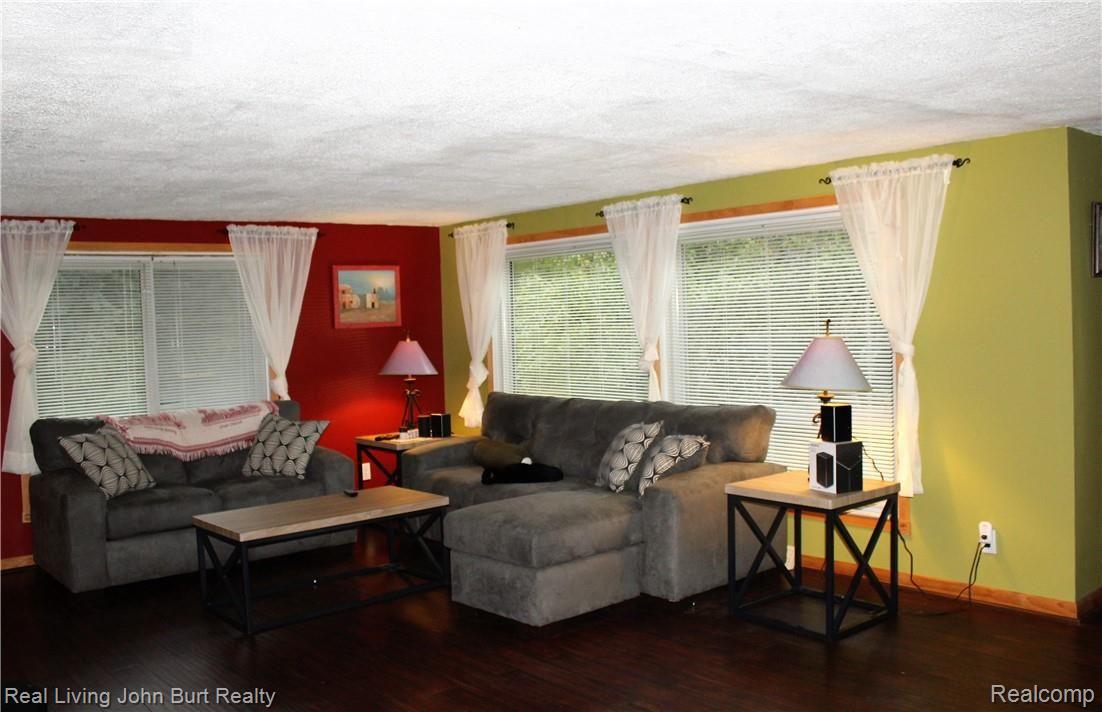 864 Orion Road Lake Orion, MI 48362 - Photo 4 of 19 LR.JPG